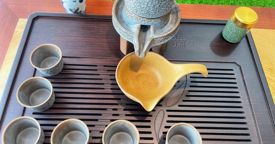 Tái hiện cối xay lúa xưa - Set ấm trà độc đáo lưu giữ “hồn quê” Việt 